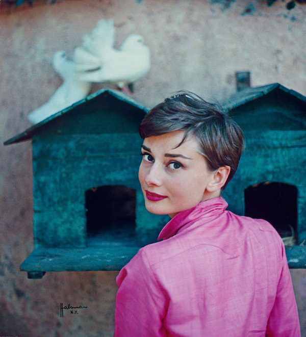 Audrey Hepburn a La Vigna, Italia, 1955, fotografata per una copertina di LIFE © Philippe Halsman/Magnum Photos